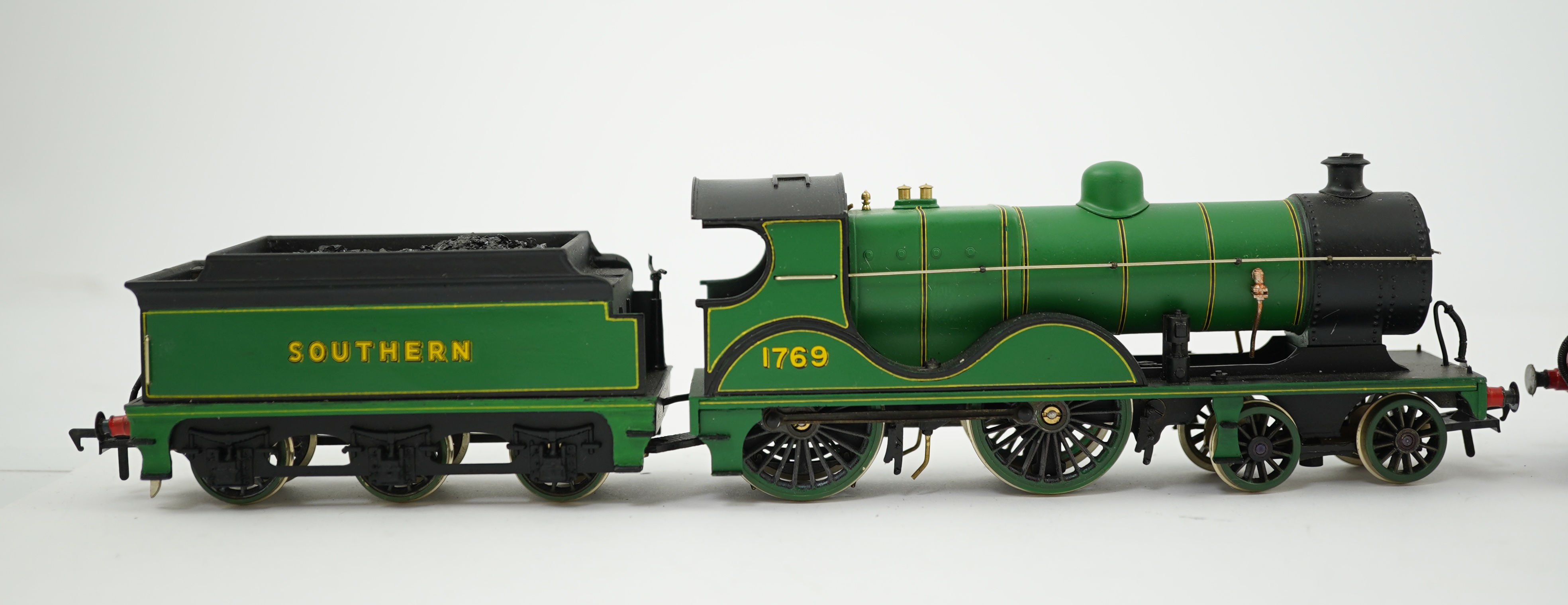 Two 00 gauge brass and white metal kit built Southern Railway tender locomotives; a Wainwright class L 4-4-0, 1769, together with an OO Works kit Maunsell class Q 0-6-0, 530, constructed, painted and lined to a high stan